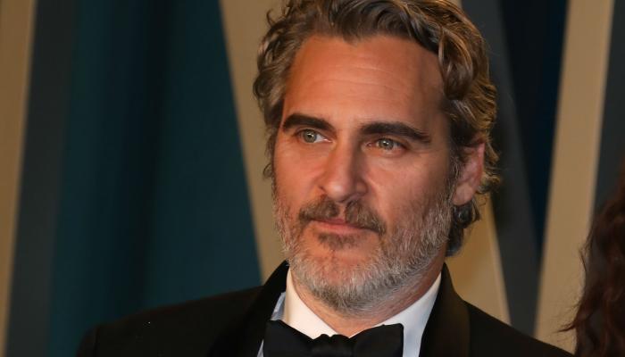 joaquin-phoenix-joker-napoleon-bonaparte-kitbag_700x400