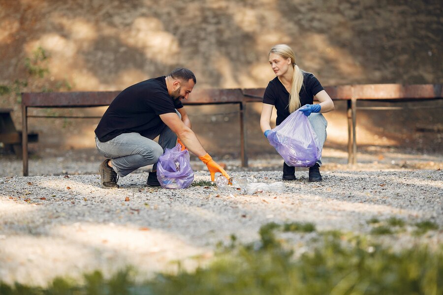 couple-collecte-dechets-sacs-poubelles-parc_1157-27360